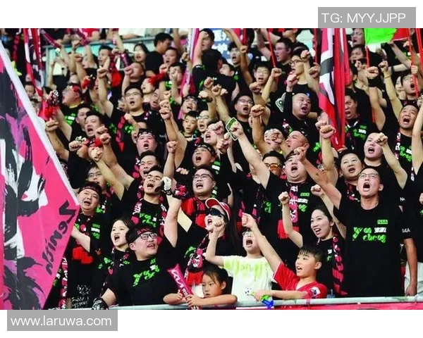 忠诚于爱情的足球明星们展现真挚感情与职业生涯的双重魅力